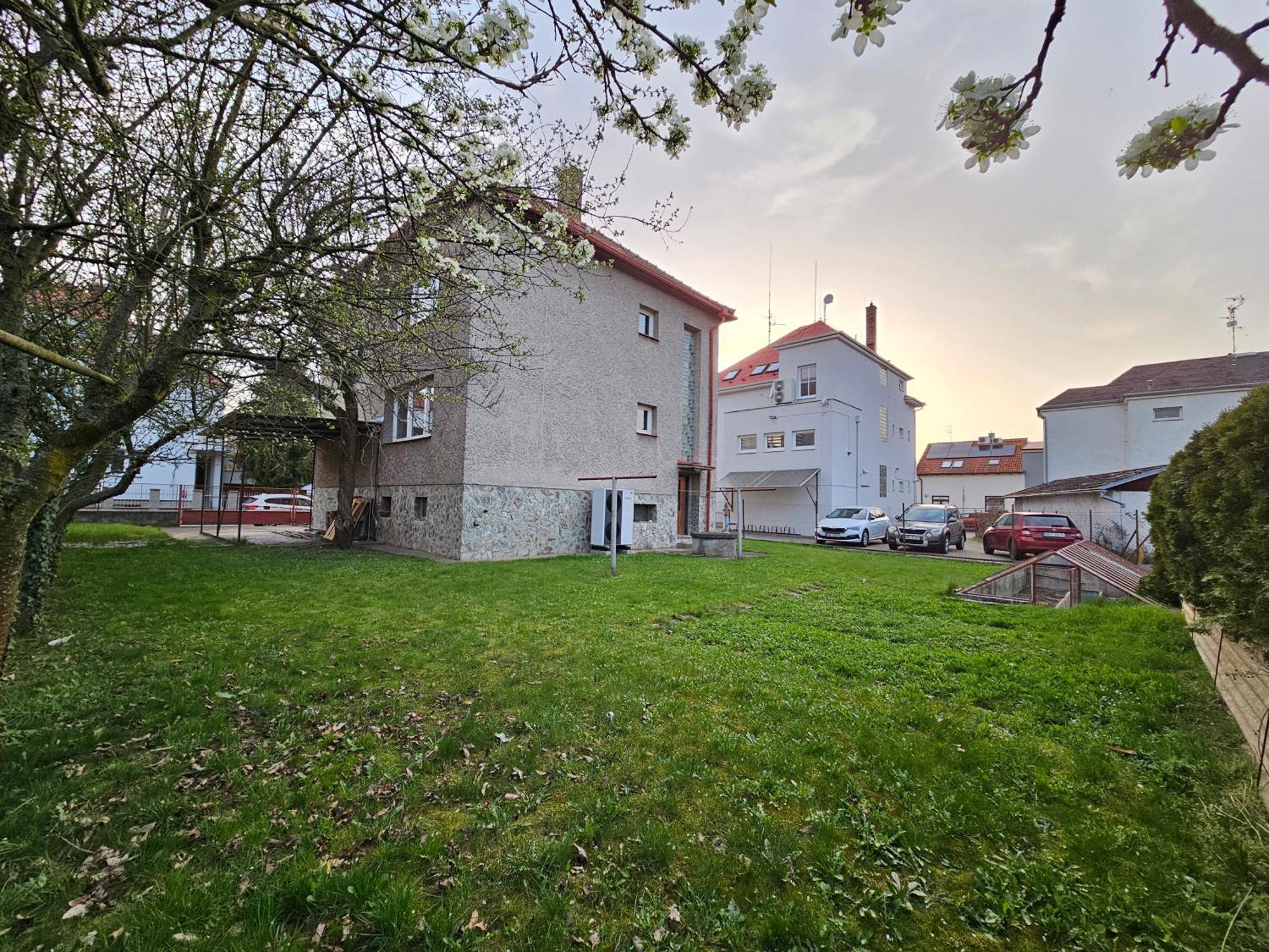 Slunny Byt V Klidne Casti Hradce Kralove - Zahrada, Parkovani Zdarma Hradec Kralove Bagian luar foto
